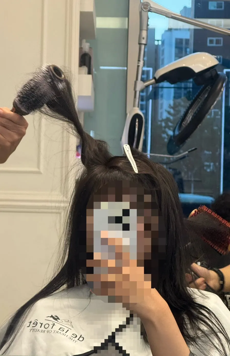 The head designer's hand-drying and styling