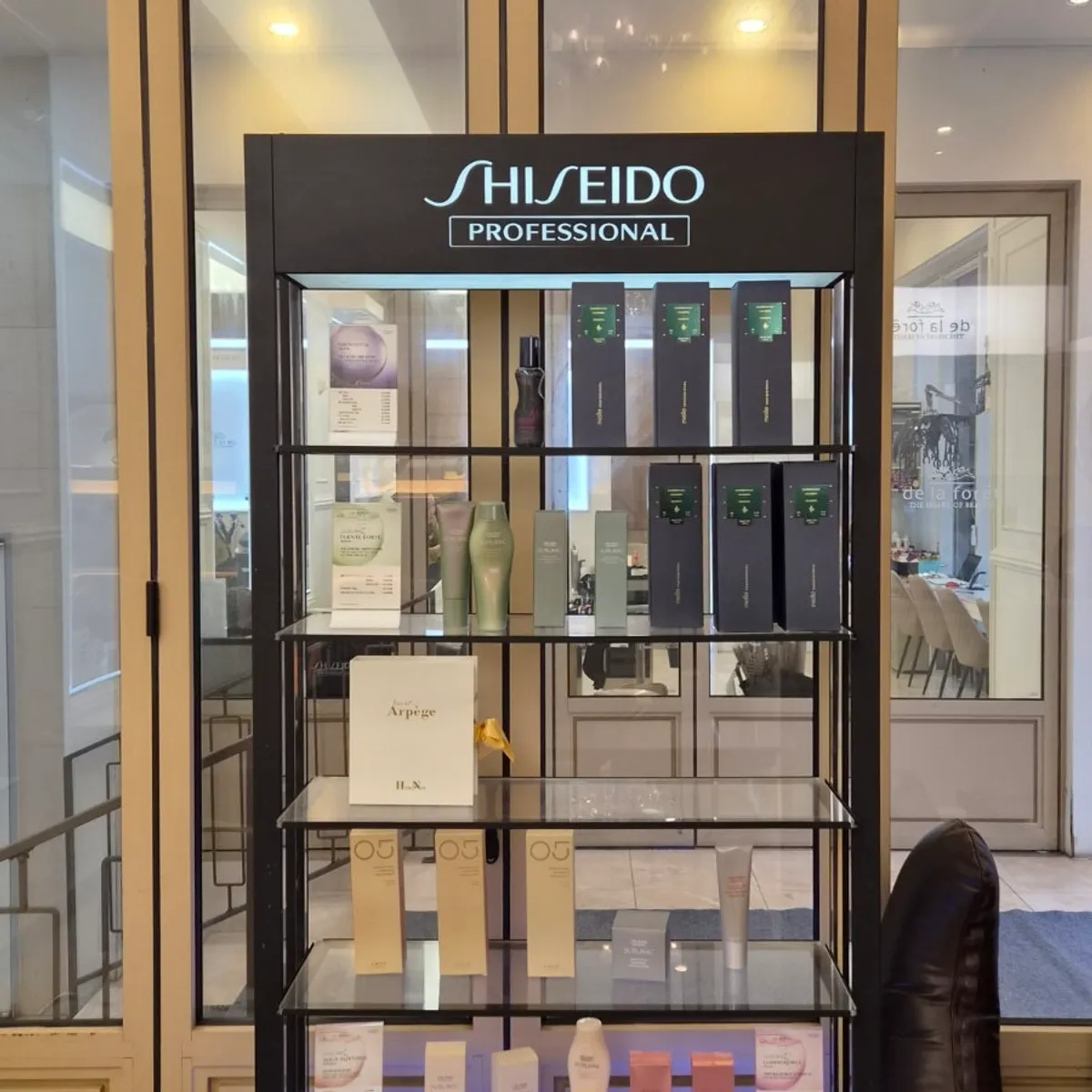 Interior of Drapore Haeundae Jung-dong Branch split into two spaces