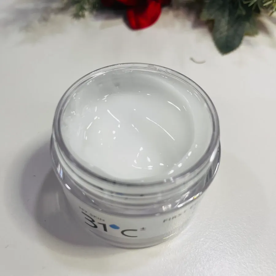 Gel cream showing its skin-adhering feel