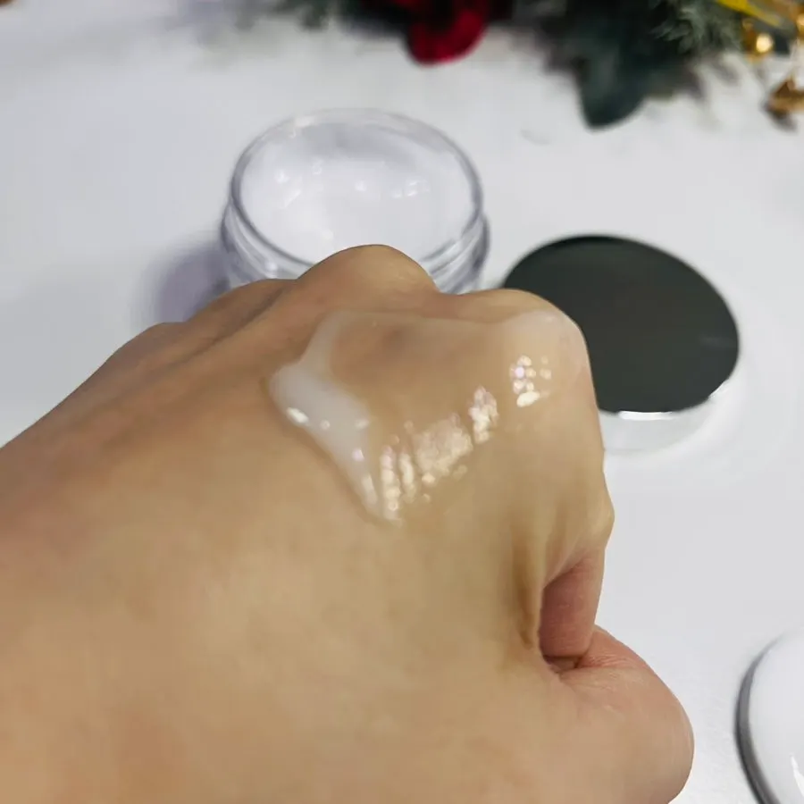 Gel cream with a lightweight finish in use