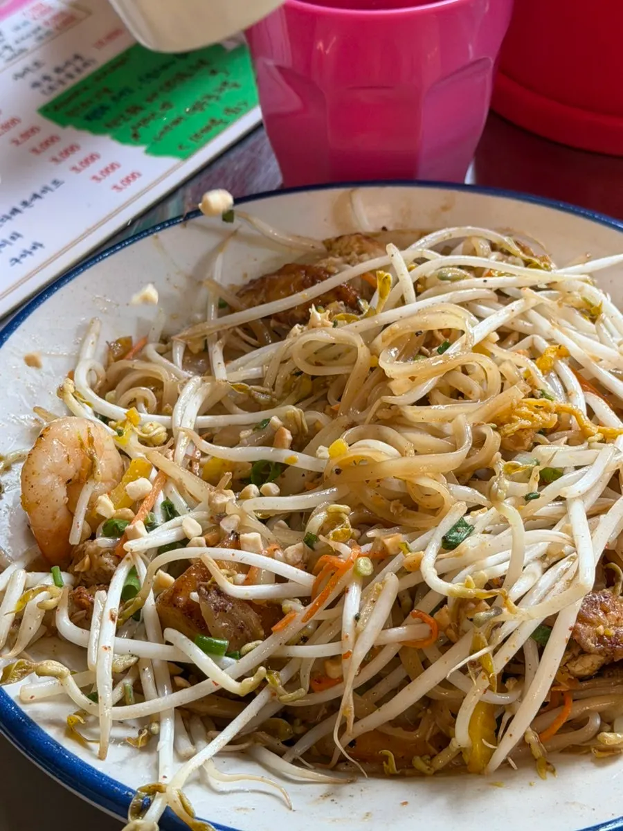 Close-up of shrimp pad thai noodles