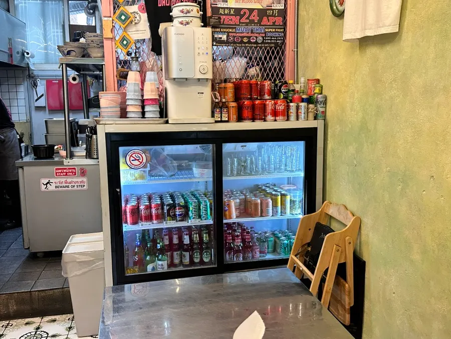아이와 앉은 드렁킨타이 상암점 테이블 자리