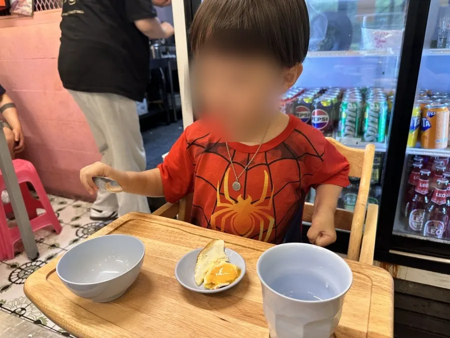 방콕 야시장 느낌의 드렁킨타이 상암점 좌석