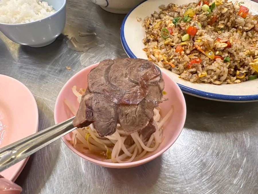 큼직한 소고기 고명이 올라간 쌀국수