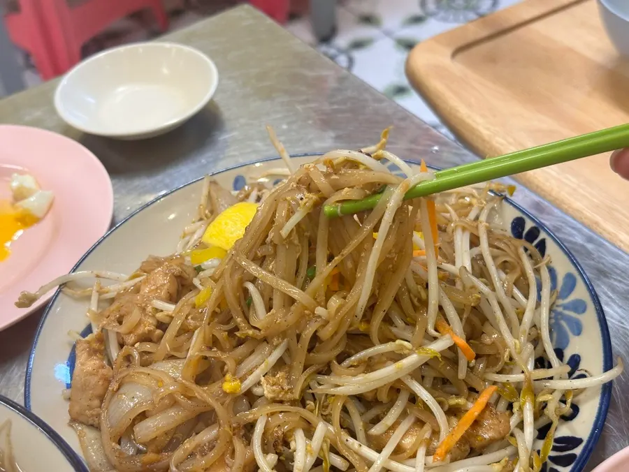 소스가 밴 넓적한 팟타이 면과 숙주