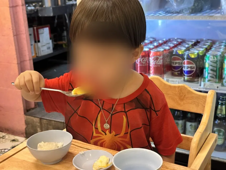 통새우가 들어간 카오팟 새우 한 숟갈