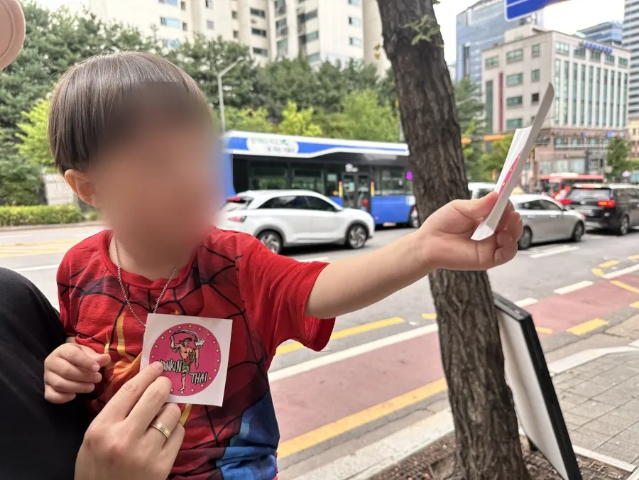 받아 나온 드렁킨타이 로고 캐릭터 스티커
