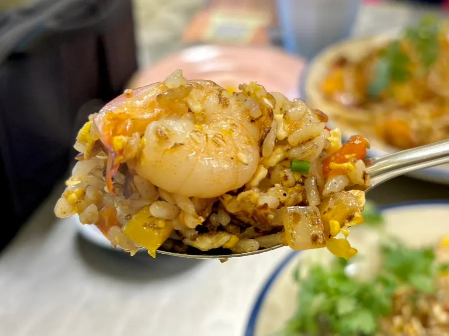 Shrimp khao pad topped with peanuts