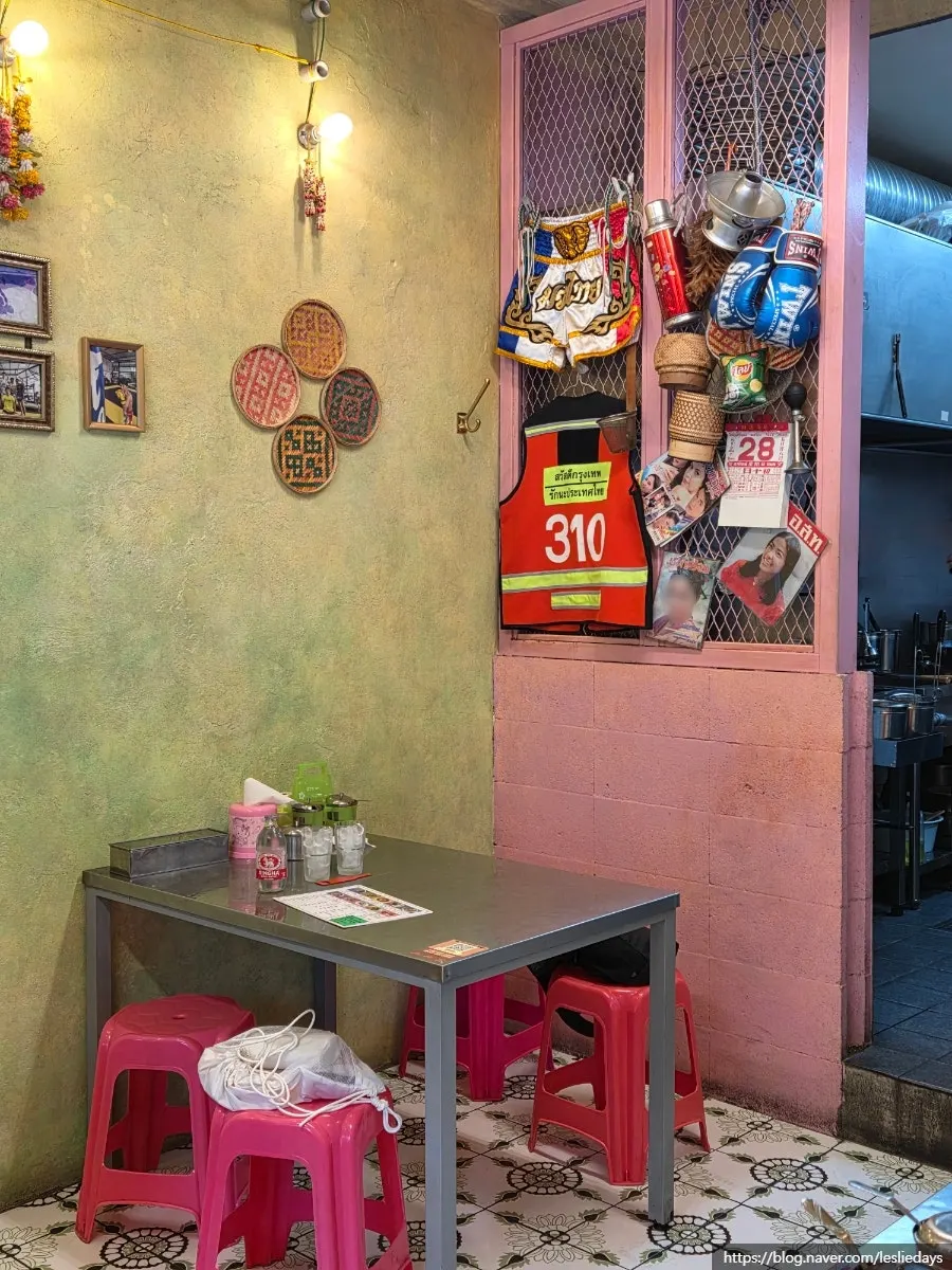 Tableware and props brought over from Thailand