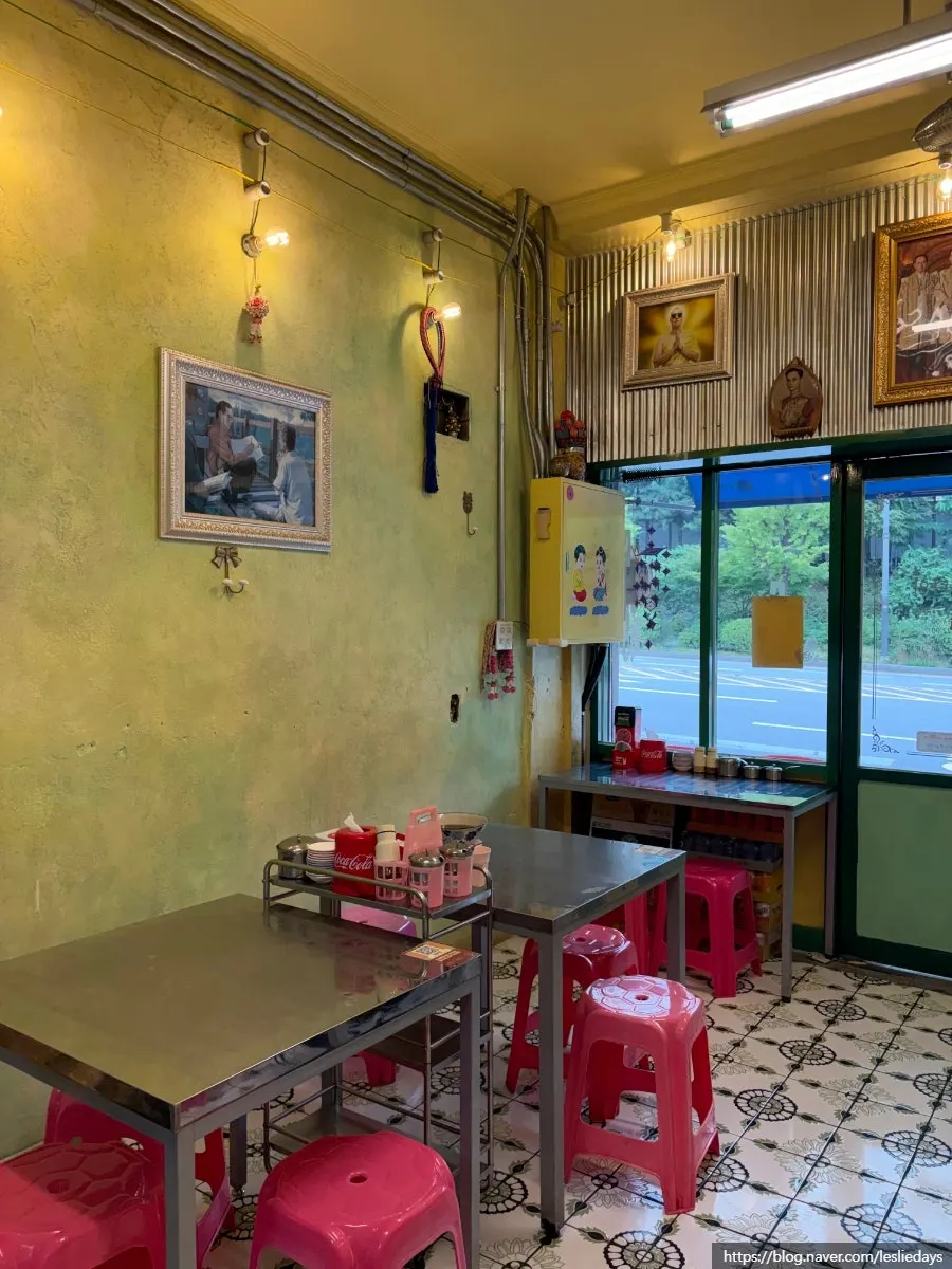 Seating at Drunken Thai Sangam Branch suitable for solo dining