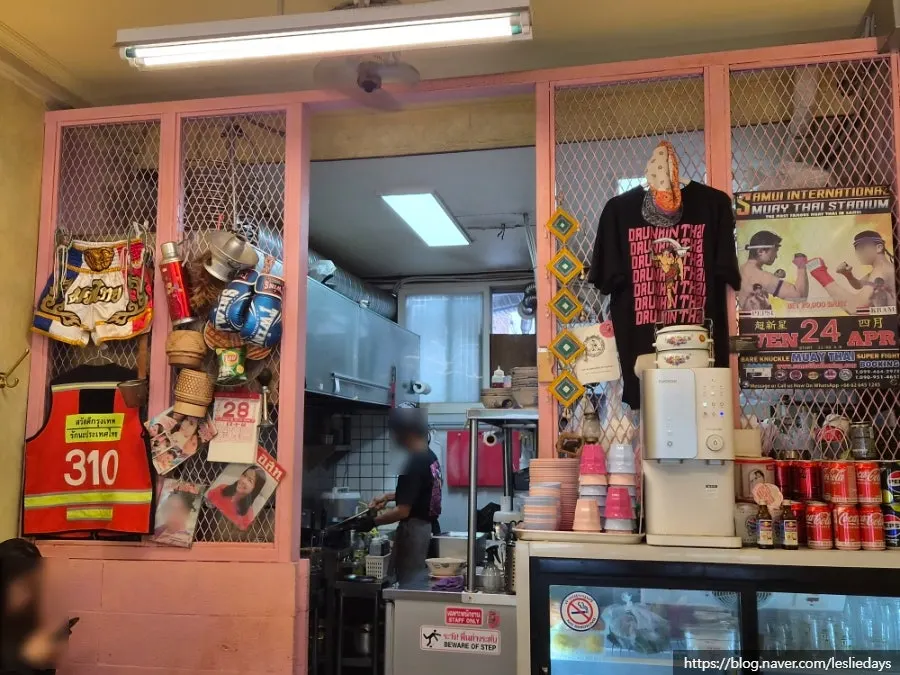 A table seat at Drunken Thai Sangam Branch