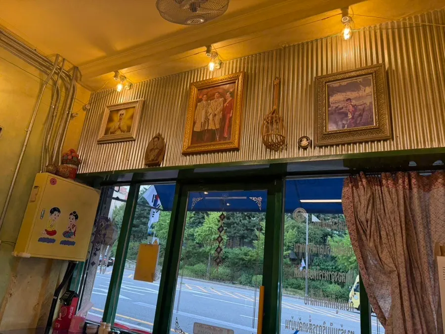 Seating area with an exotic atmosphere inside the restaurant