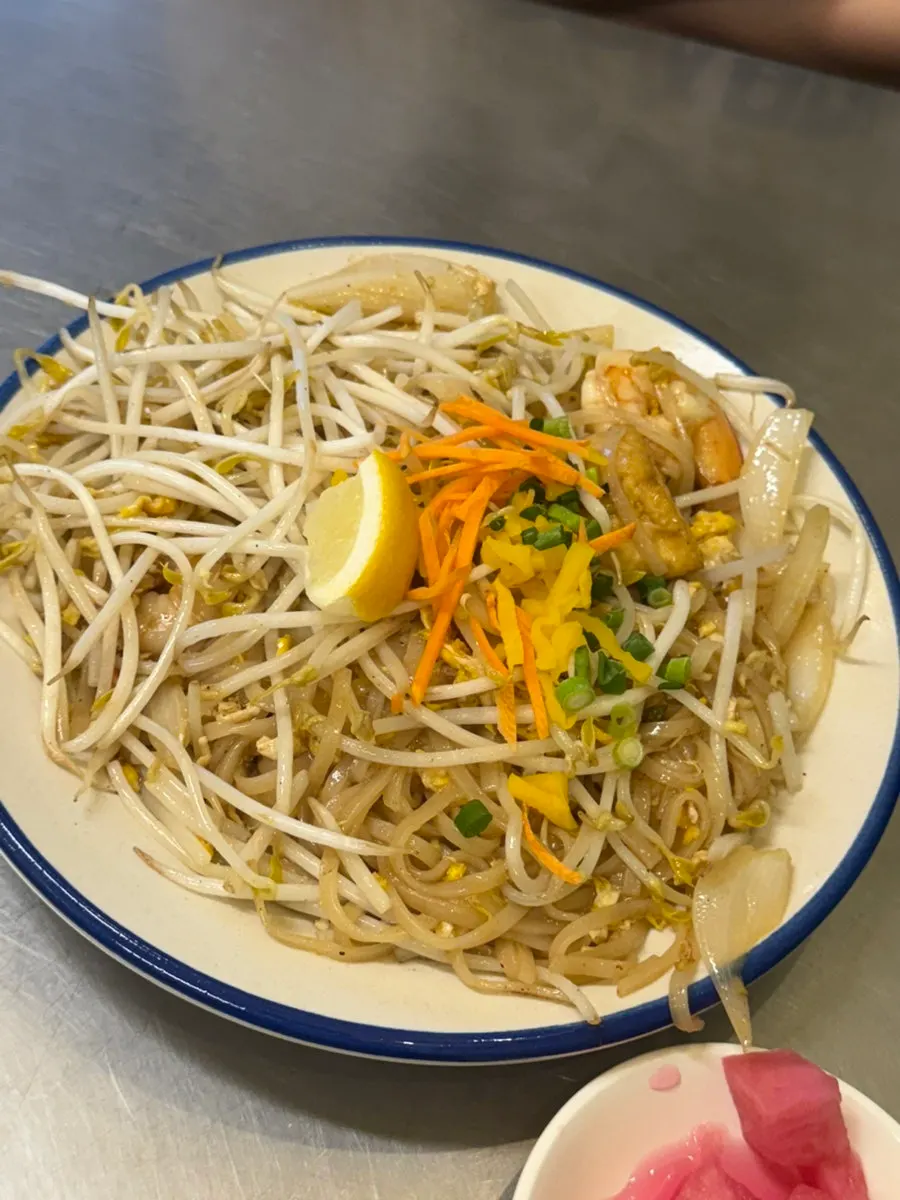 A plate of shrimp pad thai