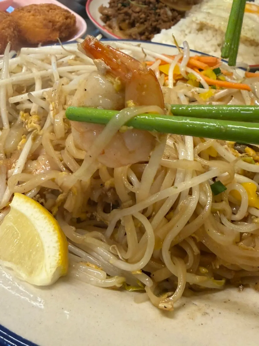 Shrimp pad thai with lemon juice drizzled on top