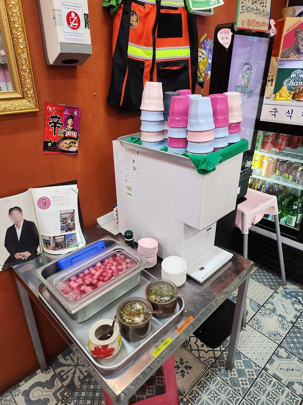 셀프바에 놓인 고추피클과 무 피클