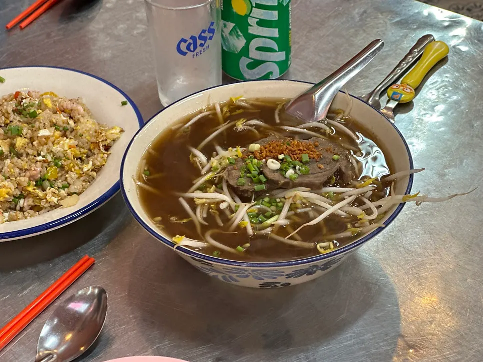 쌀국수 면과 소고기 고명 클로즈업