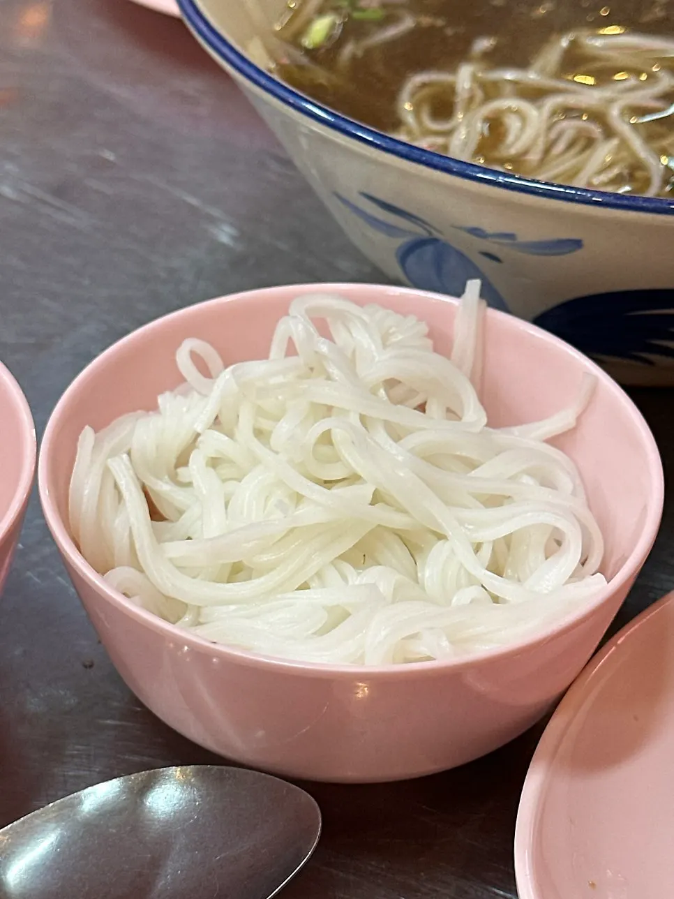 덜어 먹고 남은 추가 면 한 접시