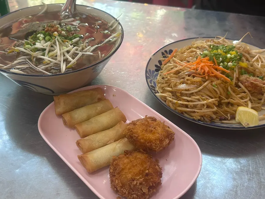 野塘站午餐擺上桌的泰式料理