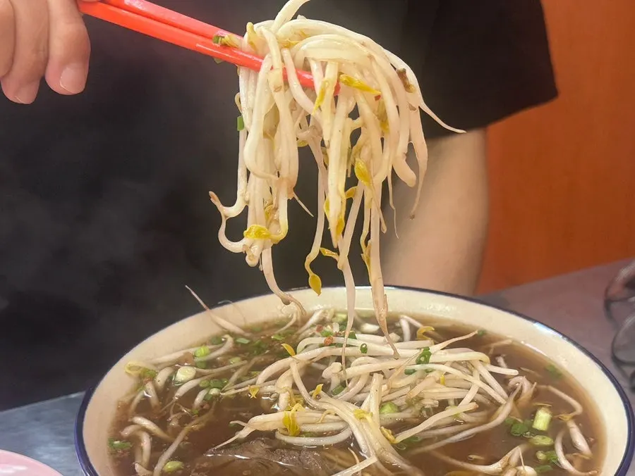 放了豆芽菜的泰式牛肉河粉