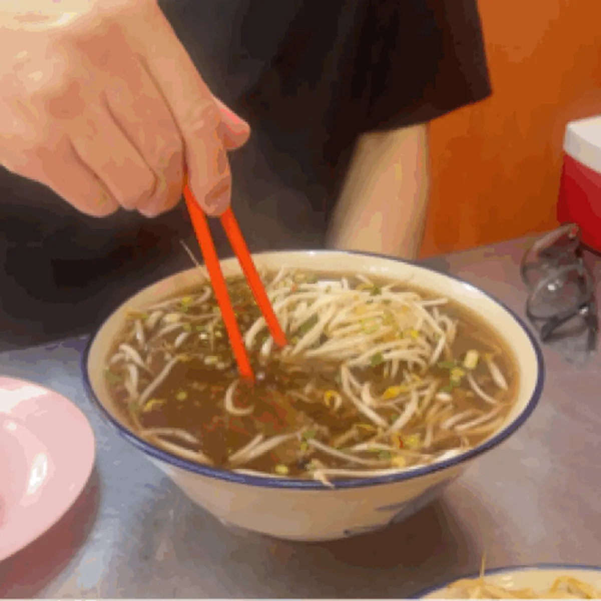 放上牛肉的泰式河粉
