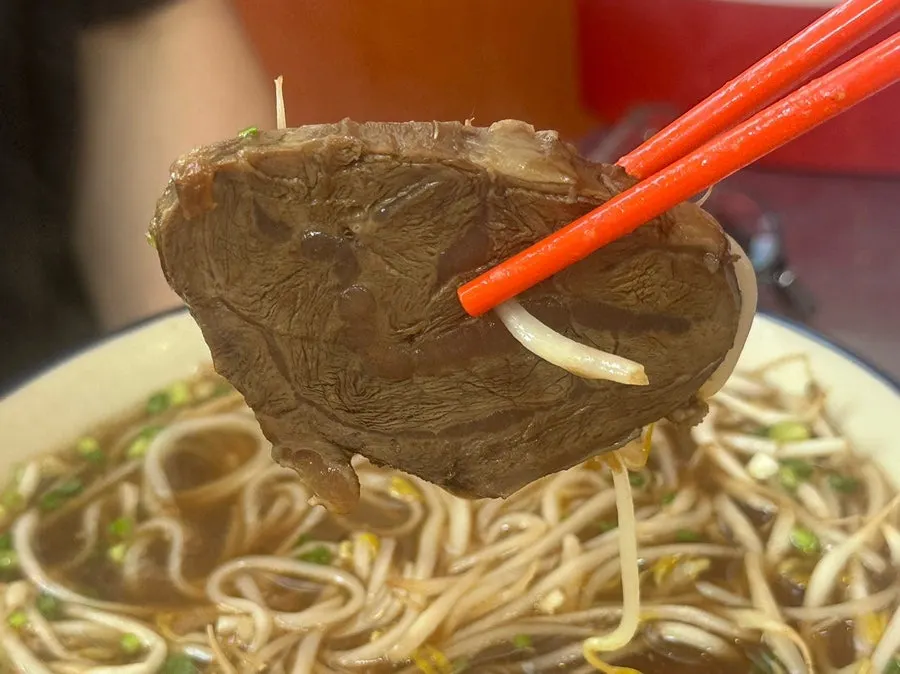 河粉麵條與大塊牛肉
