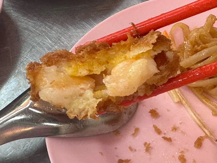 內餡有蝦的蝦餅切面