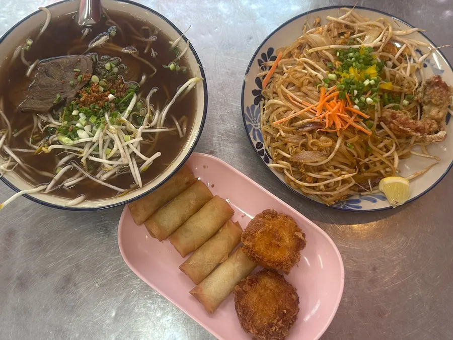 野塘站午餐享用的泰式料理擺盤