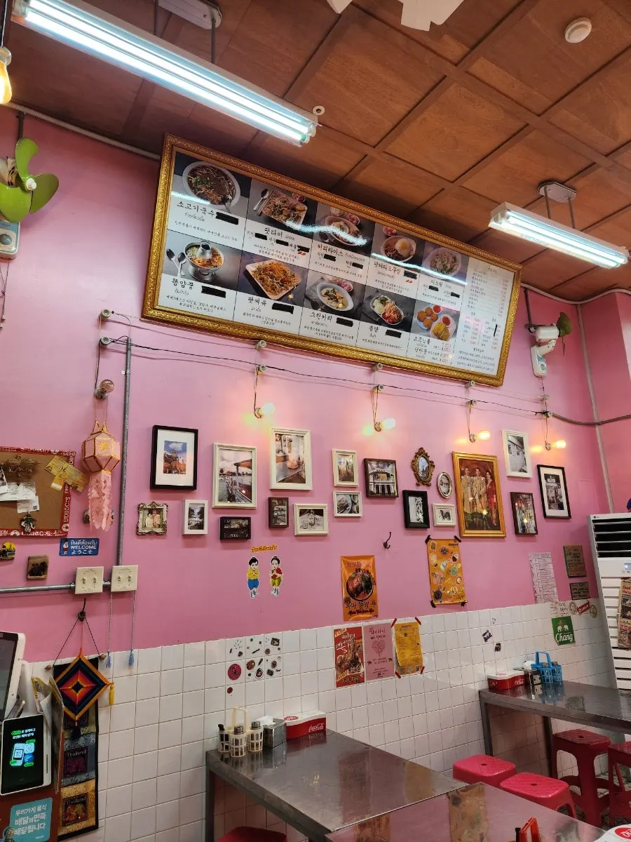 Table seating area at Drunken Thai Unjeong Yadang Branch