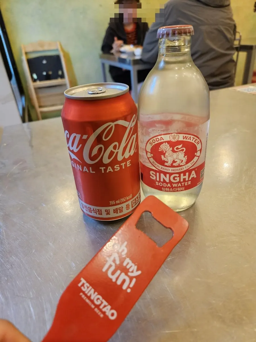 콜라와 상하소다워터가 놓인 테이블