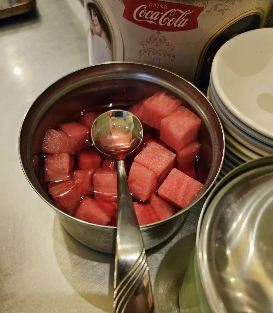 새우팟타이와 똠얌꿍이 함께 놓인 상차림