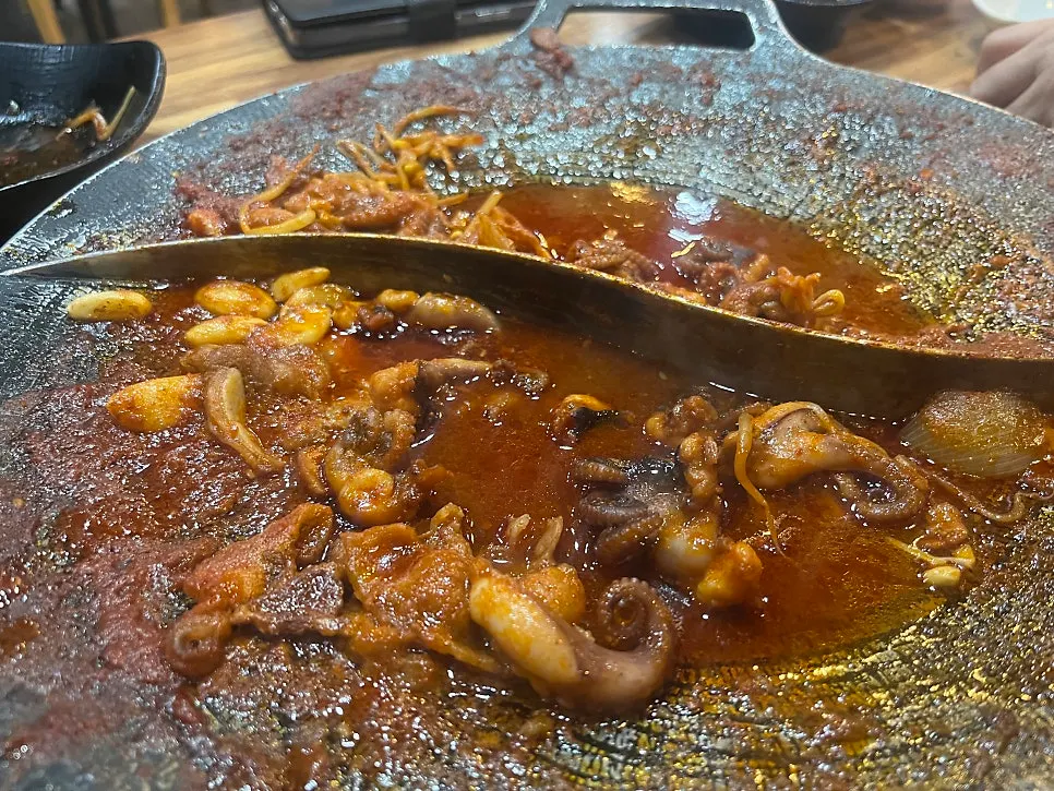 Empty webfoot octopus dish