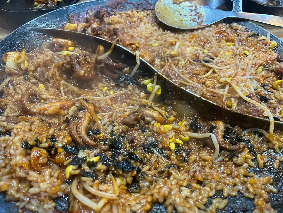 Finishing fried rice after meat and webfoot octopus