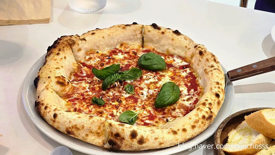 Margherita pizza menu sign