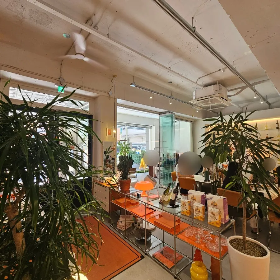 Dooblock's dining room full of weekday afternoon guests