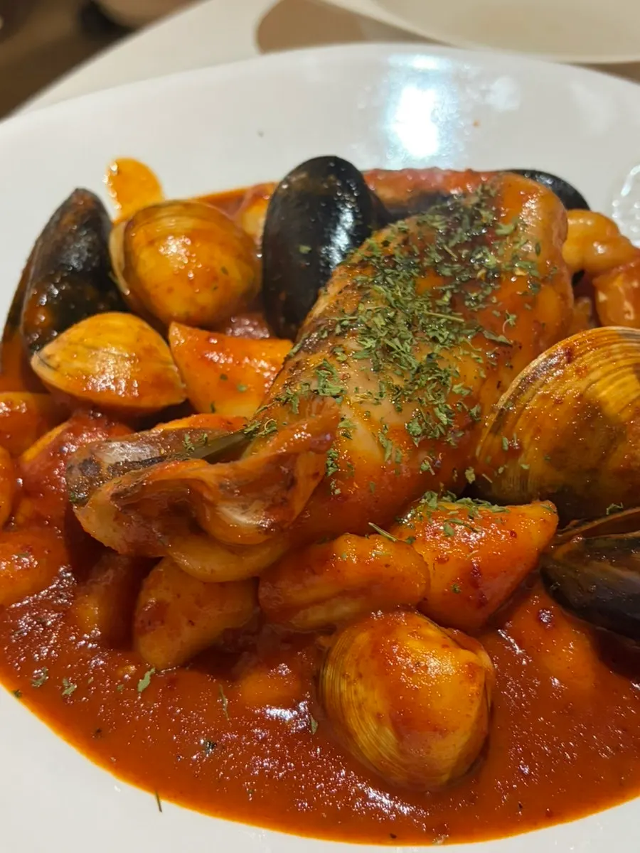 Rice cake coated in tteokbokki sauce