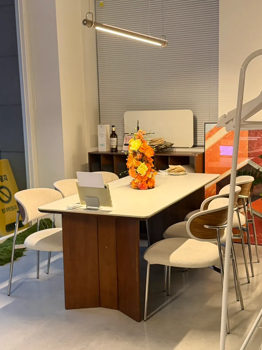 Interior design and seating at Dooblock Isu