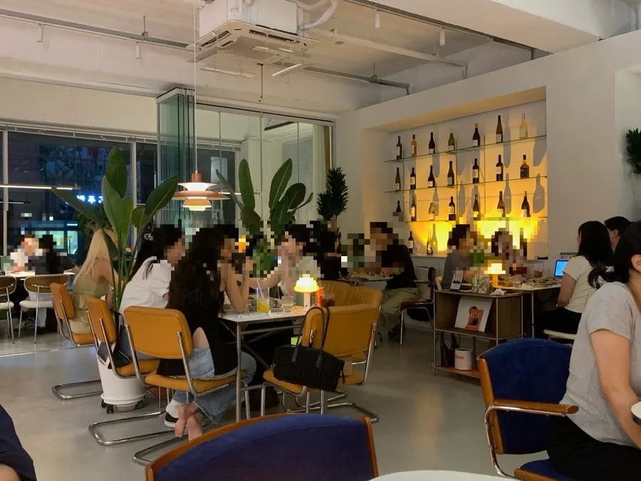 평일 저녁 만석인 듀블럭 이수역점 내부