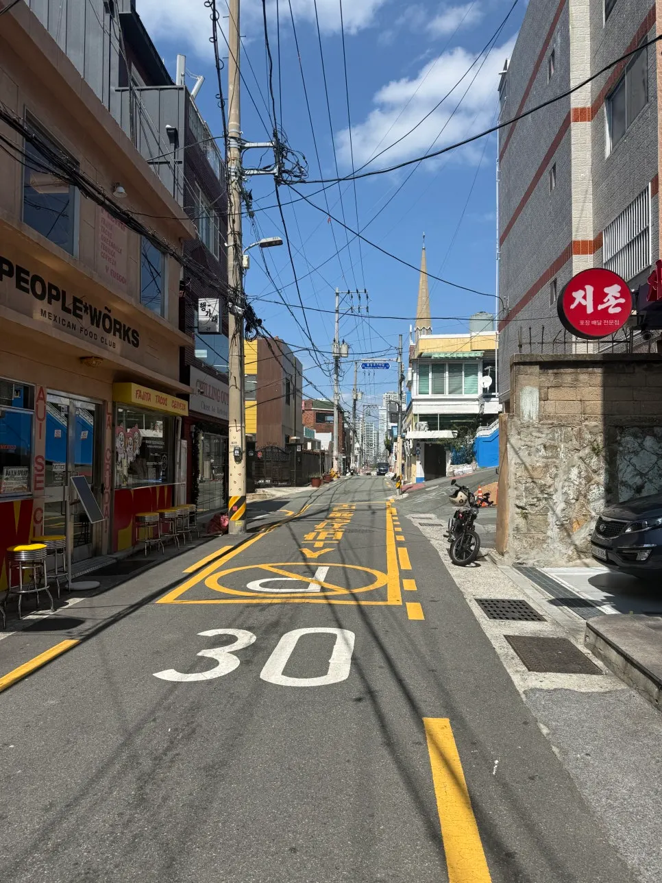 전포역 인근 더프타운버거 가게 앞 거리