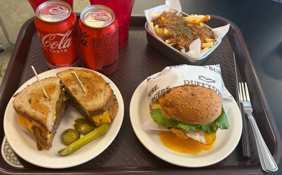 테이블에 차려진 버거 세트 상차림