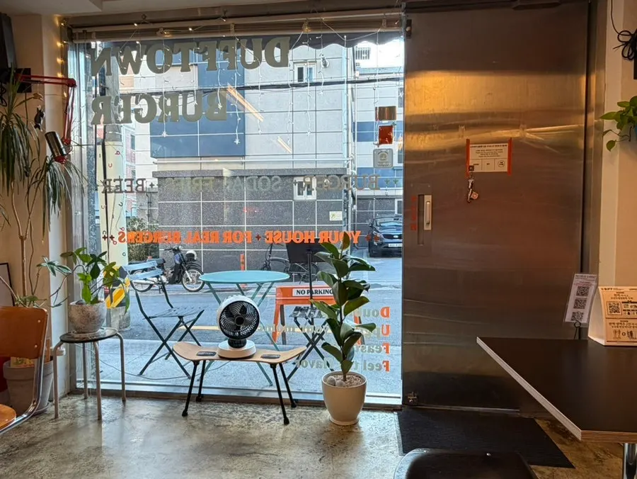 Seating area at Dufftown Burger Jeonpo Main Branch