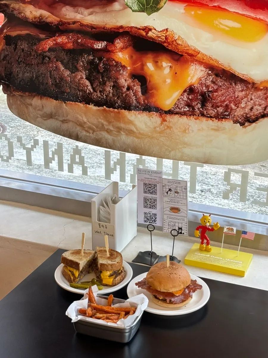 Cheese skirt burger showing nurungji-like cheese