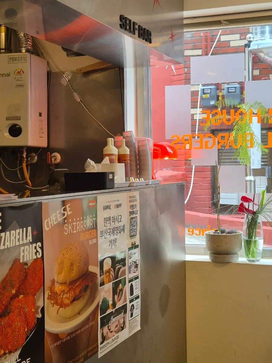 Exterior of Dufftown Burger Jeonpo Main Branch in Jeonpo-dong