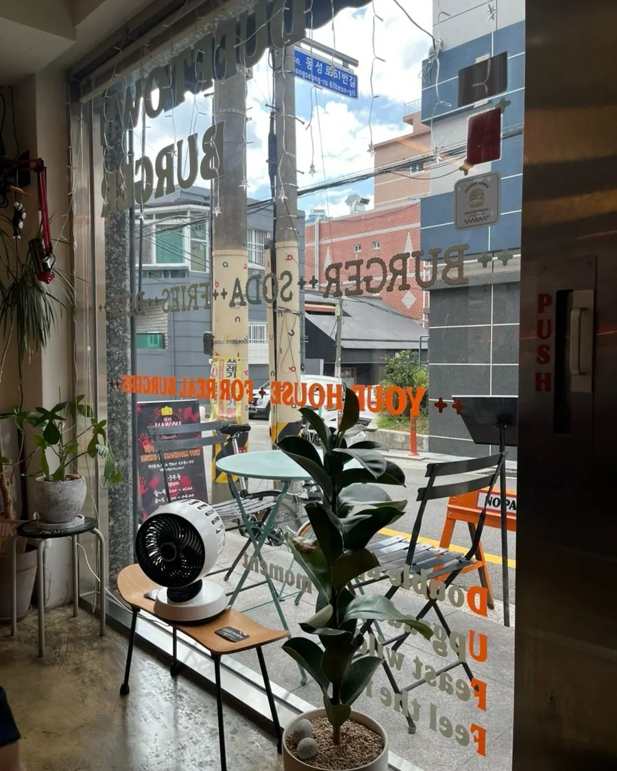 Hip restaurant atmosphere good for dates