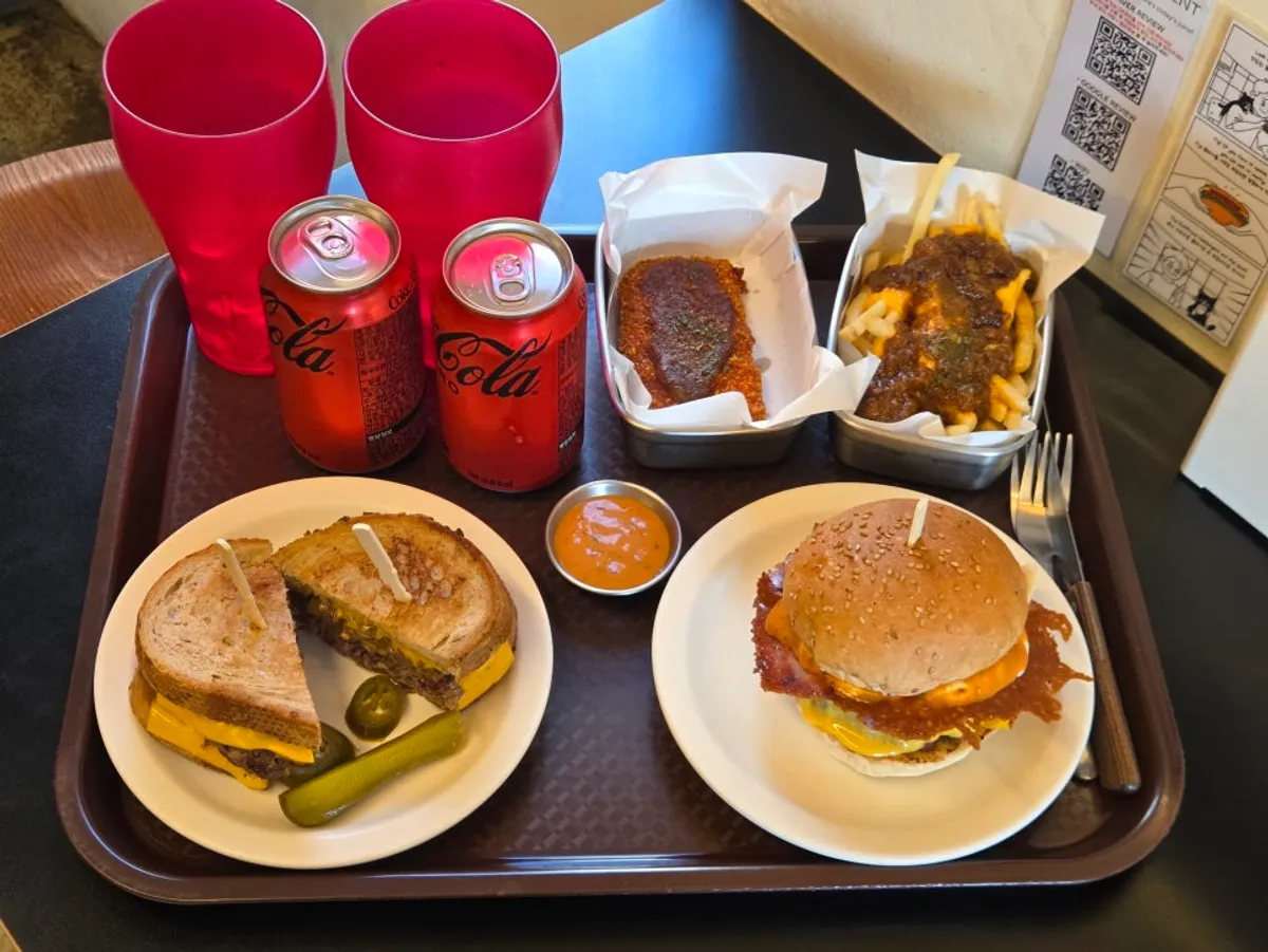 Table with the cheese skirt burger set and patty melt