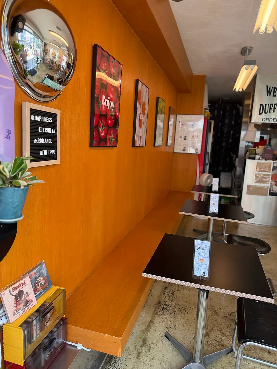 木质色调的店内装潢