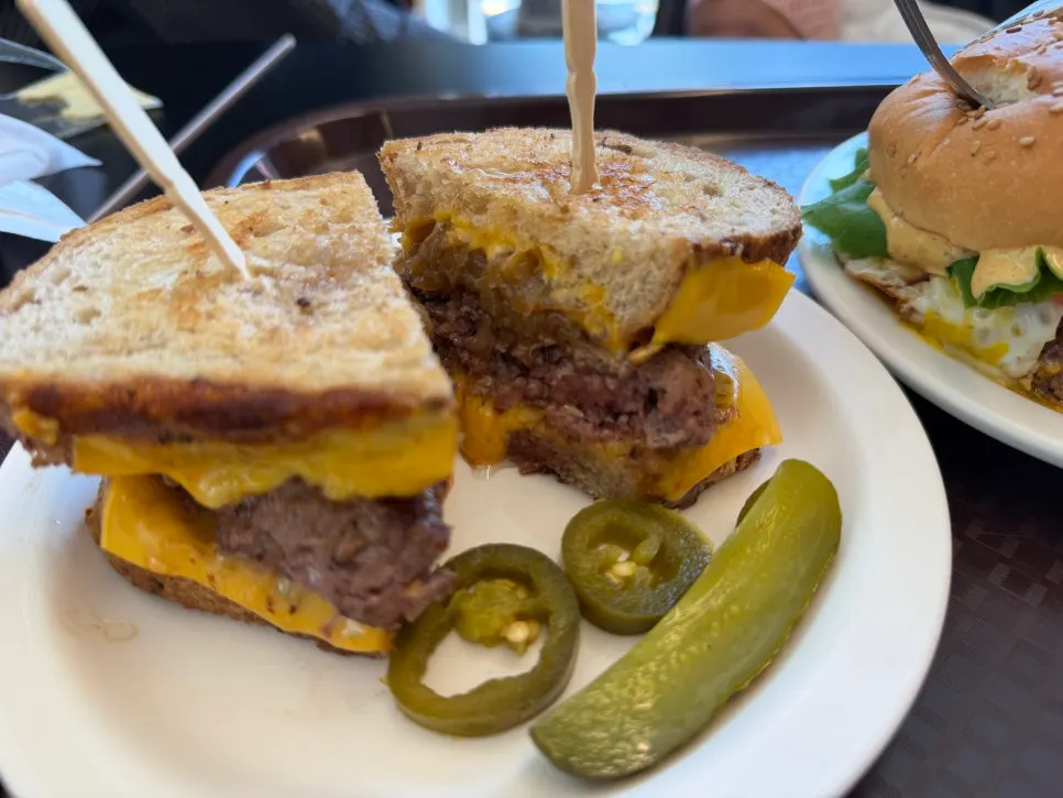 含焦糖化洋葱的Patty Melt断面