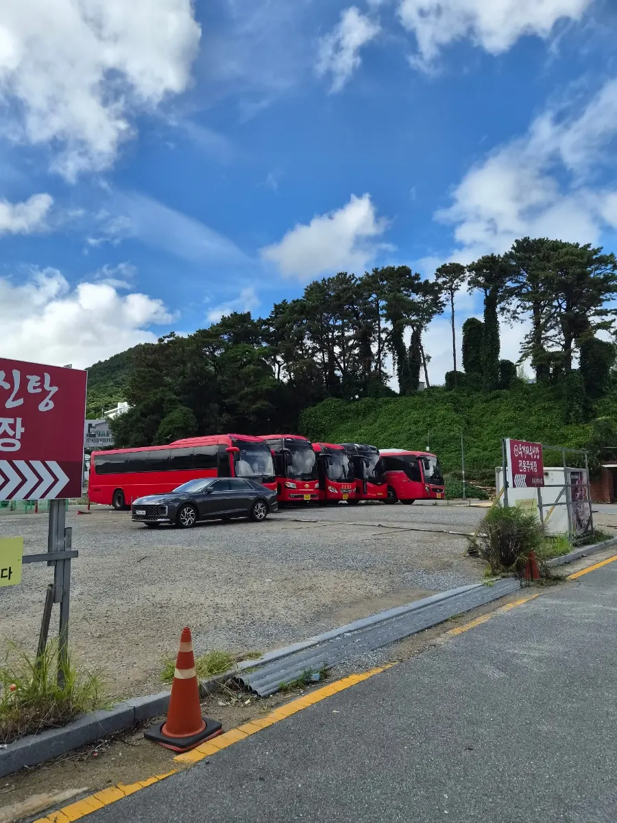 Spacious dedicated parking lot 2 minutes on foot
