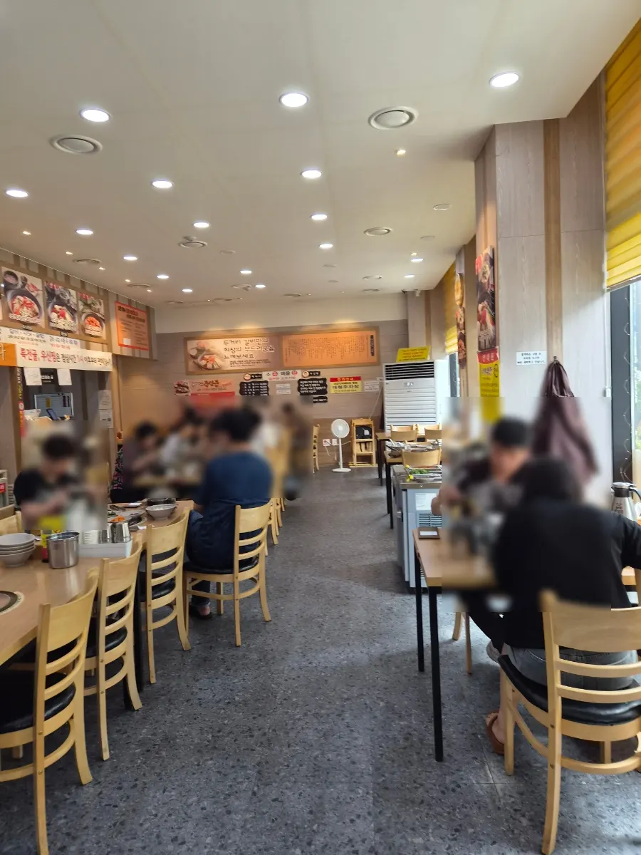 Dining hall full of guests at lunchtime at Dugeori Usintang