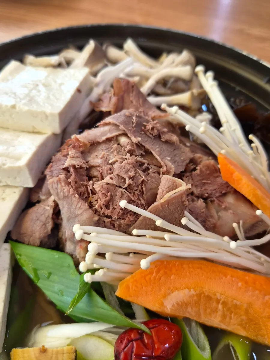Teukjeon-gol topped with tofu, jujube, and carrot