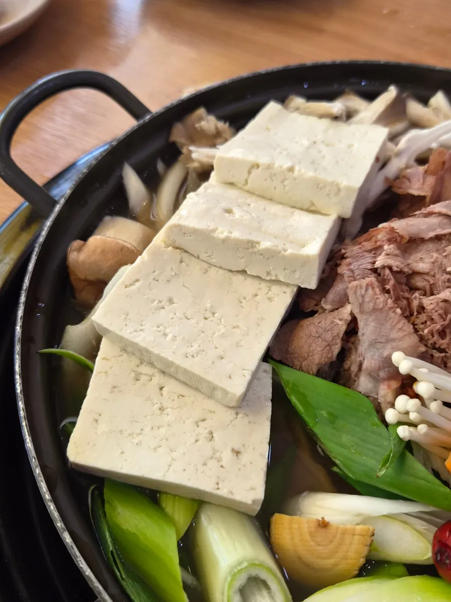Teukjeon-gol simmering on the gas burner